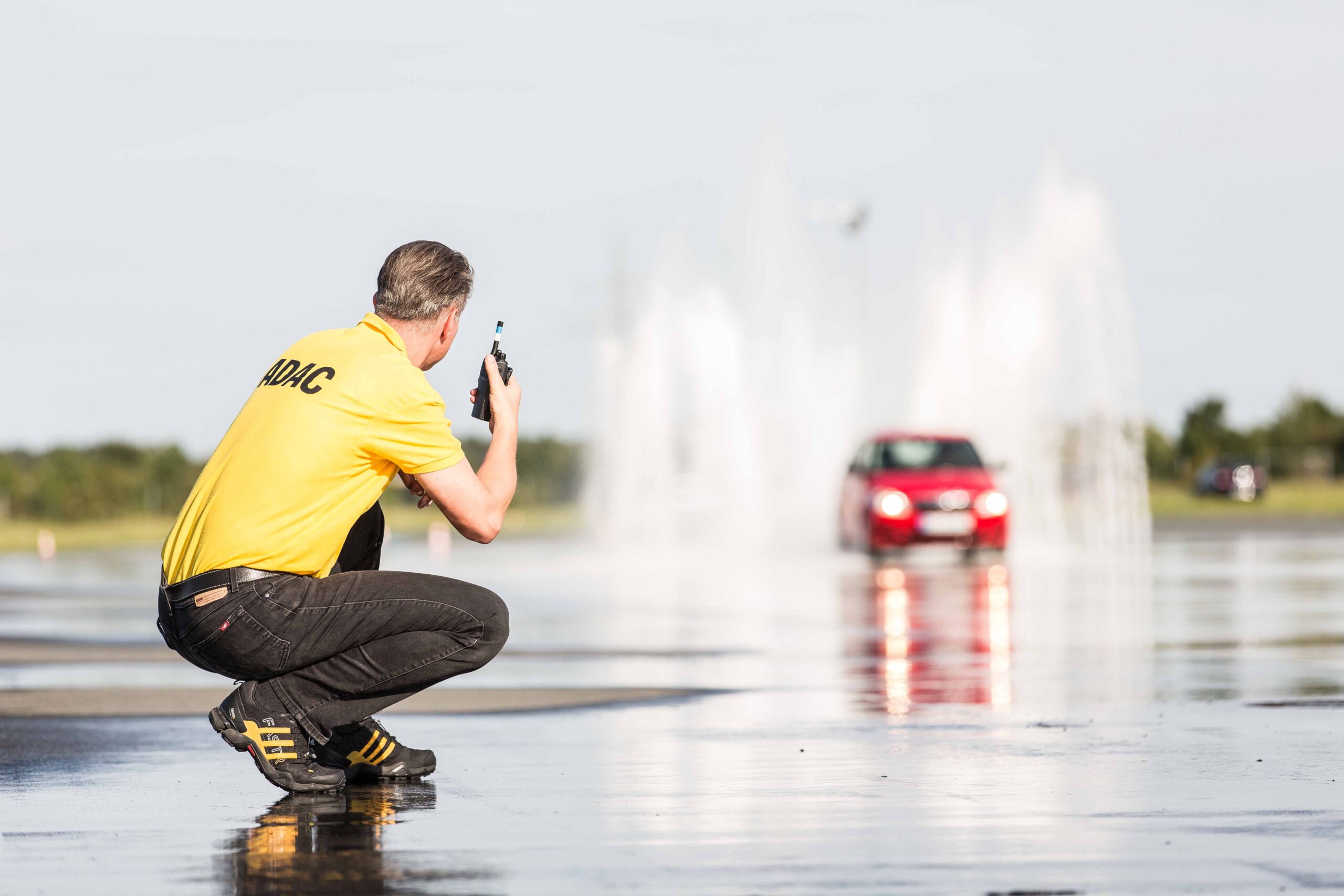 Sicherheit im Straßenverkehr zur obersten Priorität machen beim ADAC